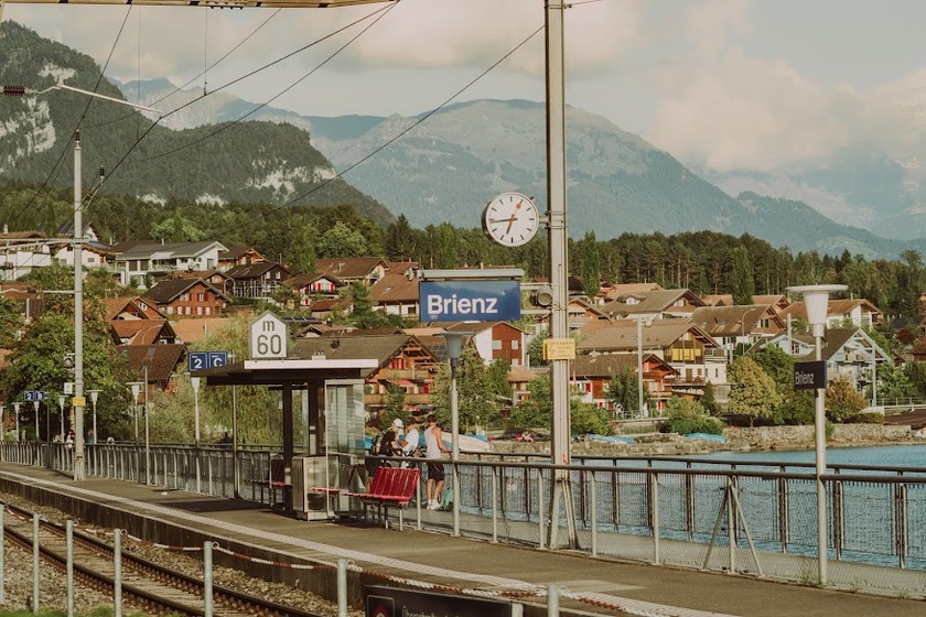 Ga tàu Brienz đối diện ngôi làng đẹp như trong chuyện cổ tích dưới chân núi.