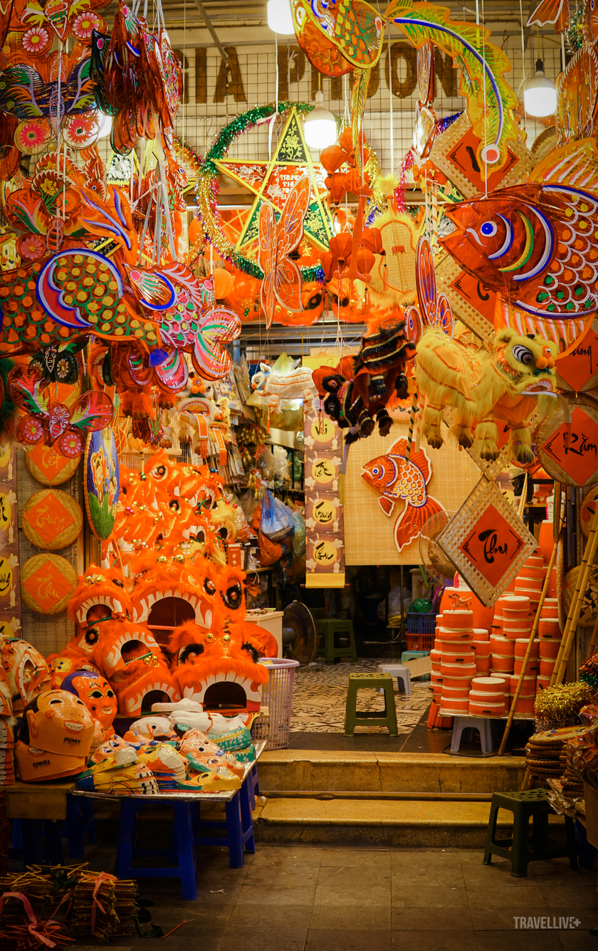 Các loại đồ chơi, đồ trang trí từ chất liệu tự nhiên như mây tre đan, làm thủ công được bày bán phổ biến tại phố Hàng Mã năm nay