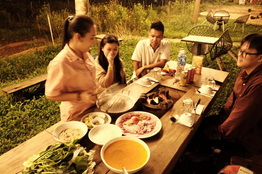 Bàn ăn đã được dọn sẵn những nguyên liệu làm nên món Sindat trứ danh xứ Lào, chị Vân giới thiệu cho những người bạn về nguồn gốc, ý nghĩa của món ăn này.