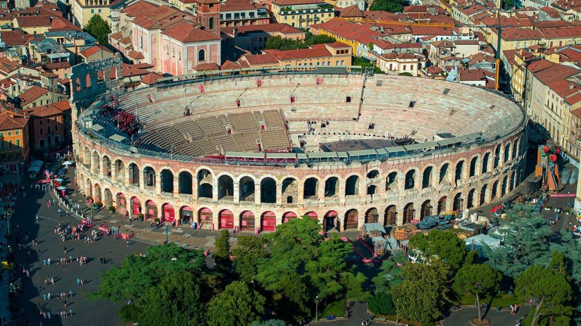 Arena di Verona là một đấu trường La Mã ở Verona, Ý