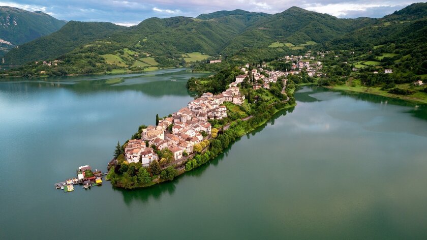 Lago del Tirano, hòn ngọc bị lãng quên ở miền Trung nước Ý