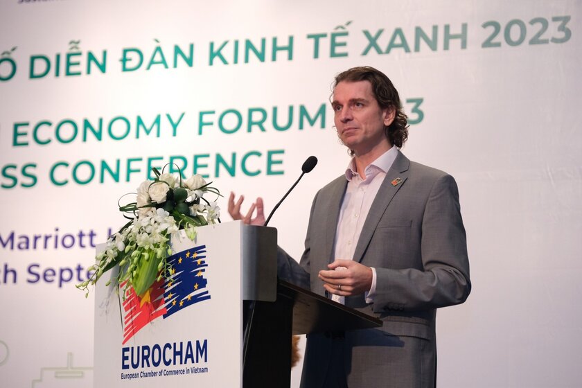 Ông Stuart Livesey, thành viên Ban lãnh đạo EuroCham đồng thời là Phó Chủ tịch Tiểu ban Lĩnh vực tăng trưởng xanh (GGSC) phát biểu tại sự kiện