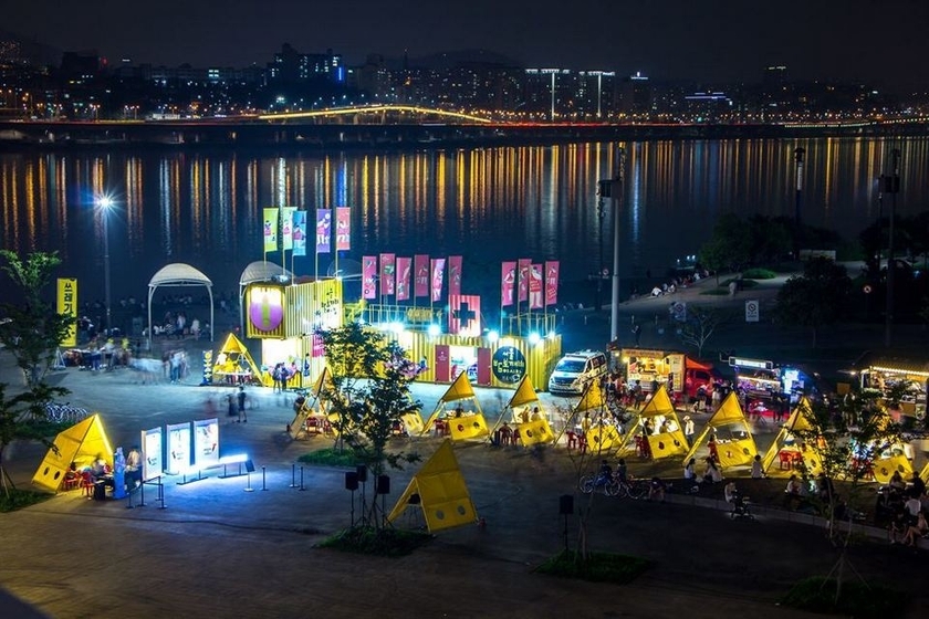 Chợ đêm này thường hoạt động tại công viên Yeouido Hangang và công viên Banpo Hangang ven sông Hàn.