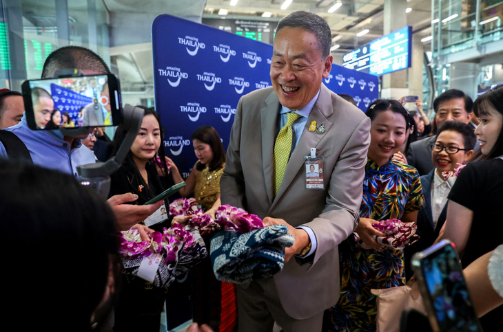 Thủ tướng Thái Lan Srettha Thavisin ra sân bay Suvarnabhumi đón đoàn khách Trung Quốc, ngày 25/9 - Ảnh: REUTERS