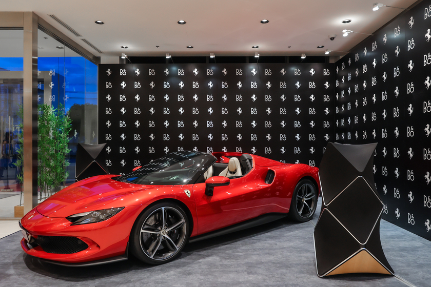 Tất cả chia sẻ chung một sắc đỏ nổi bật, tạo nên sự kết nối không thể nhầm lẫn với nhận diện thương hiệu Ferrari.