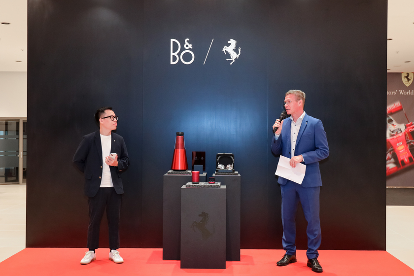 Bộ sưu tập tôn vinh chất liệu nhôm xuất sắc của Bang & Olufsen và niềm đam mê chung của hai thương hiệu về sự cân bằng, sức mạnh và độ chính xác.