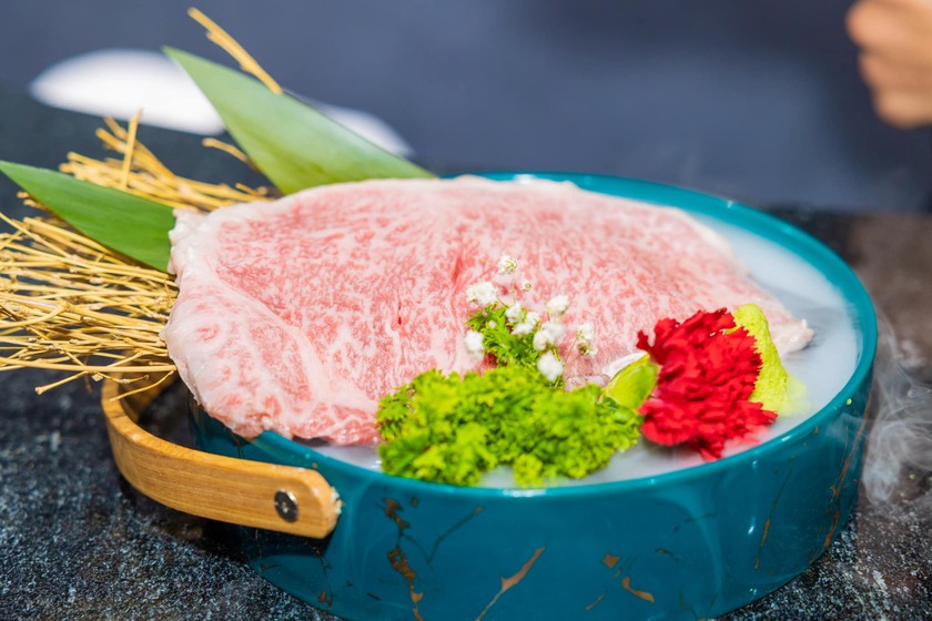 Thực khách có thể thưởng thức “bò nguyên con” của Miyazakigyu nhập khẩu trực tiếp từ nông trại Nhật Bản về đến bàn ăn tại nhà hàng IKKA Wagyu Yakiniku.