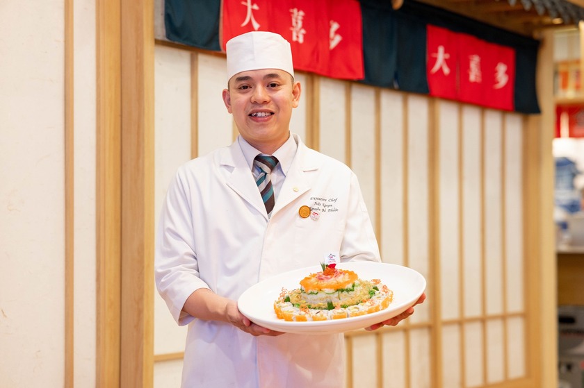 Hơn 200 món ăn đa dạng đậm đà hương vị xứ sở hoa anh đào được chế biến bởi đôi bàn tay tài hoa của đầu bếp Fuku Nguyễn – người học trò xuất sắc của Đại sứ văn hóa ẩm thực Nhật Bản Tomisawa.