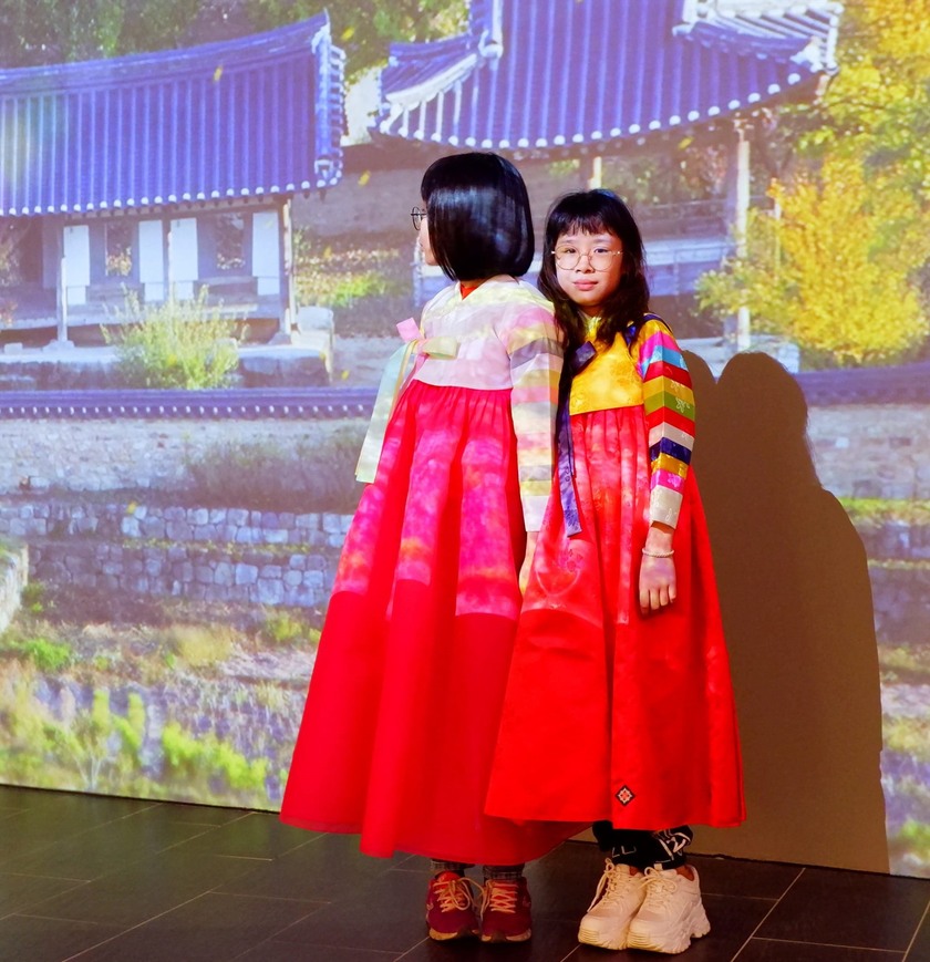 Trải nghiệm trang phục truyền thống của Hàn Quốc khiến khách hàng thích thú. Ảnh: Bảo tàng Dân tộc học Việt Nam