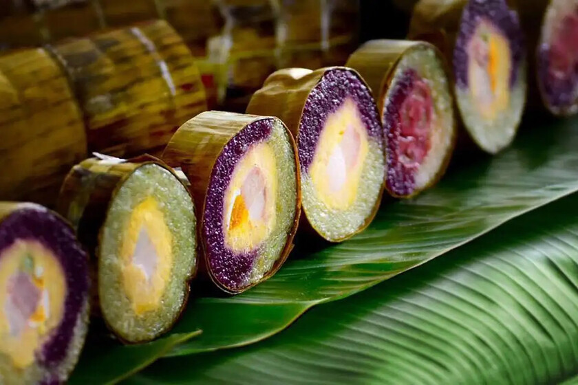 Bánh tét Trà Cuôn nhiều hương vị mặn ngọt cùng đa dạng màu sắc khác nhau.
