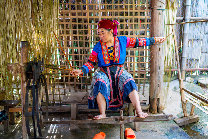 Người dân H’Mông ưu tiên chọn dệt lanh thay vì dệt bông vì họ cho rằng sợi lanh bền và chắc hơn.