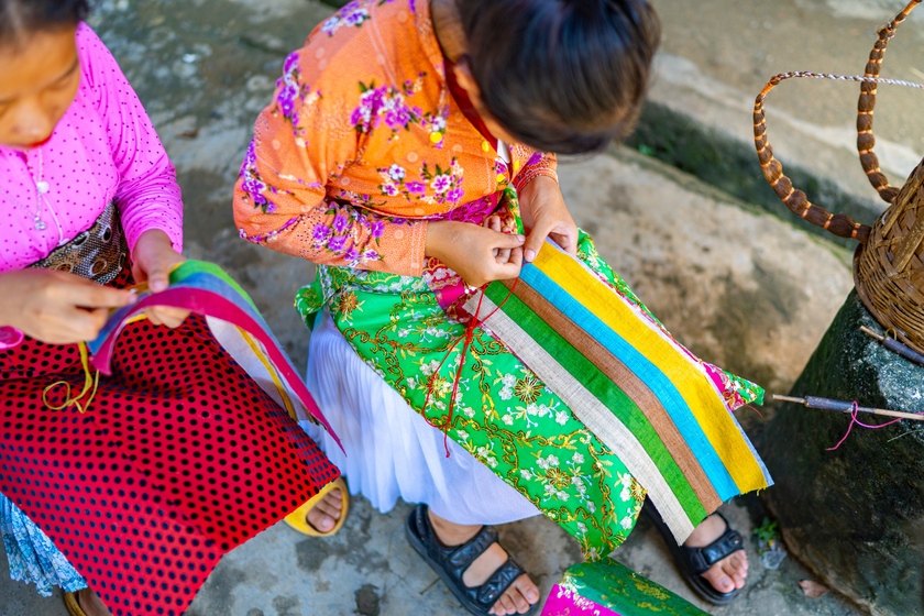Phụ nữ H’Mông ai cũng phải biết dệt vải lanh từ nhỏ.