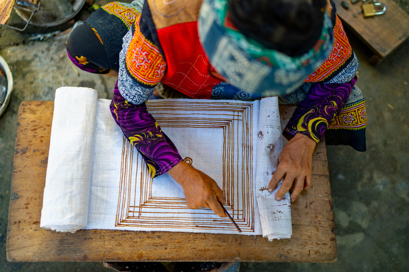 Người H’Mông sáng tạo ra việc dùng sáp ong để vẽ trên vải trắng theo những khối hình thoi hoặc hình vuông, đối xứng nhau giúp cho hoa văn trên tấm vải được bền hơn.