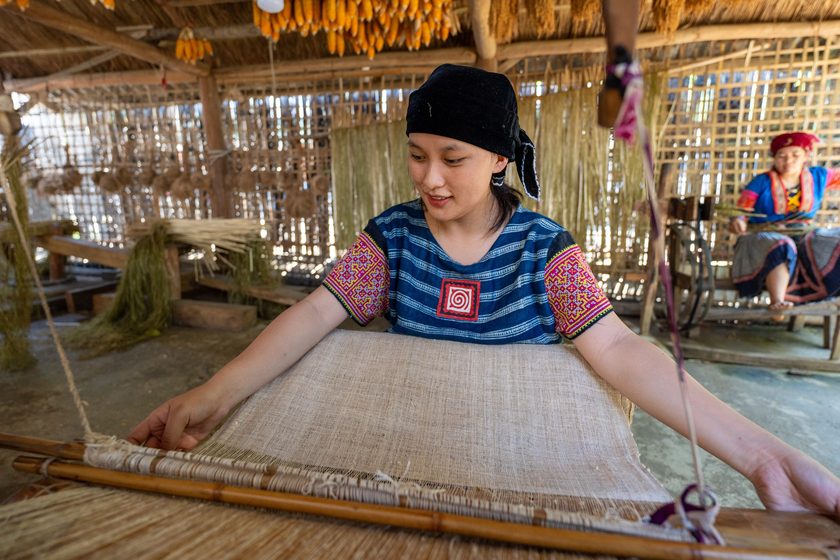 Hình ảnh người phụ nữ H’Mông ngồi trước khung cửi khéo léo làm nên những tấm vải đẹp hay sản phẩm thổ cẩm độc đáo.