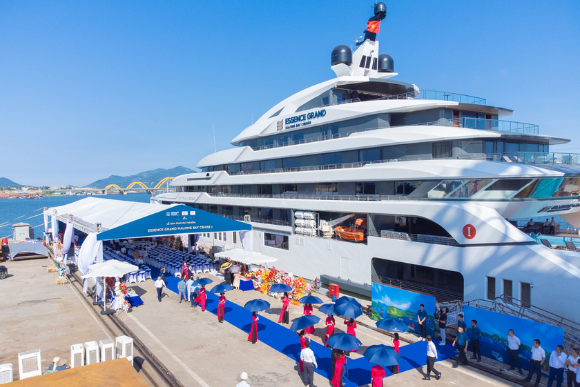 Kết hợp giữa sự sang trọng, tiện nghi và trải nghiệm du lịch tuyệt vời, tất cả có trong siêu du thuyền Essence Grand Halong Bay Cruise -1.