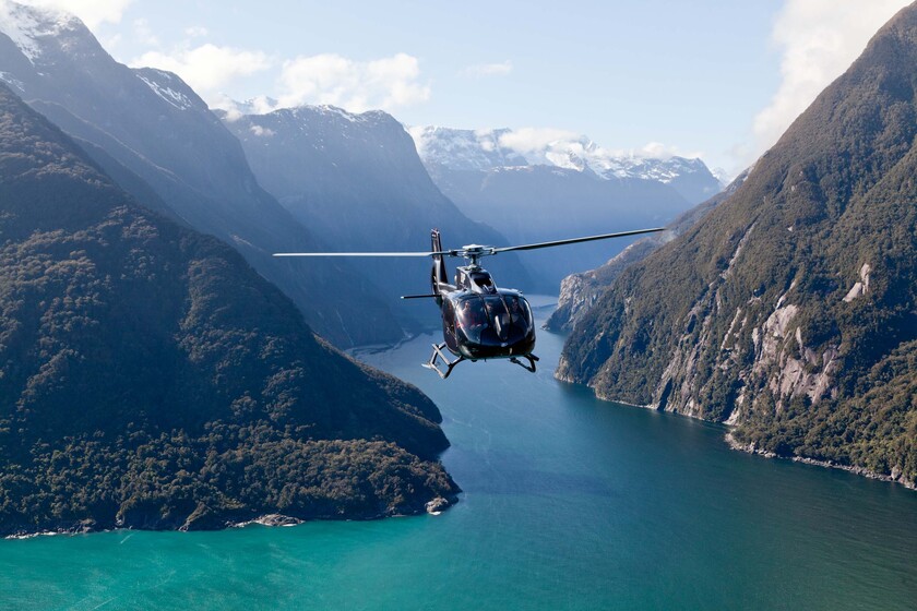Trực thăng riêng sẽ đón bạn và bay về phía tây qua các đỉnh núi cao nhất của Queenstown hướng tới 'ranh giới' của dãy Alps phía Nam và vườn quốc gia Fiordland được xếp hạng di sản thế giới.