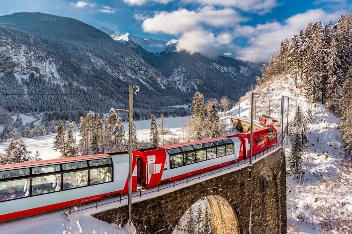 Chuyến tàu đưa du khách đi qua dãy núi Alps hùng vĩ, xinh đẹp của đất nước Thụy Sỹ.
