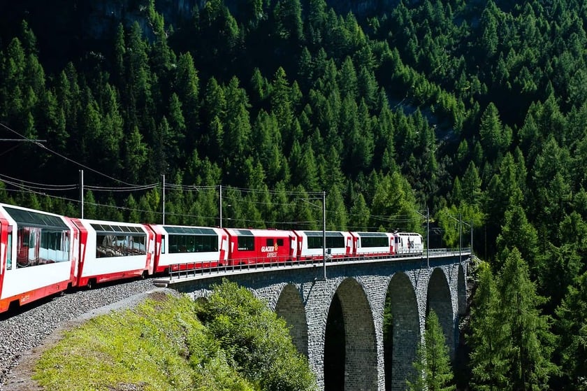 Chuyến tàu hỏa Glacier Express đi qua những đường hầm, những dãy núi tuyệt đẹp.