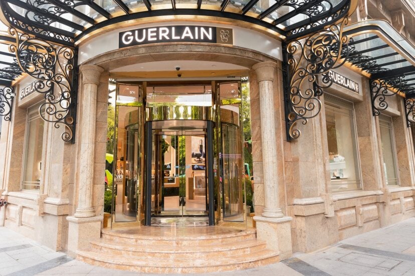 Tọa lạc tại số 5 Hai Bà Trưng, Hoàn Kiếm, GUERLAIN Flagship Store được thiết kế theo phong cách sang trọng, tinh tế, hiện đại.