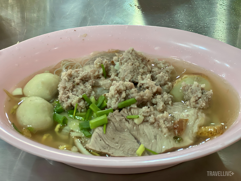Để gọi món tại Rung Rueang Pork Noodles, thực khách cần trải qua năm bước bao gồm: chọn nước dùng, sợi mì, topping, độ cay và size.