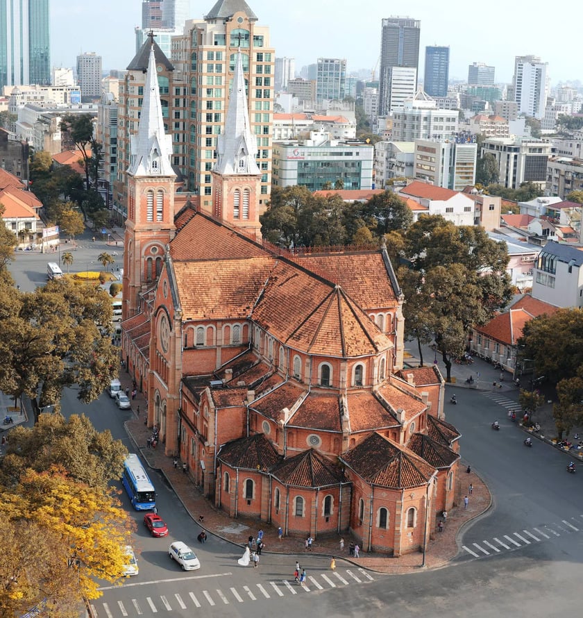 Nhà thờ Đức Bà là một trong những biểu tượng kiến trúc nổi bật của thành phố.