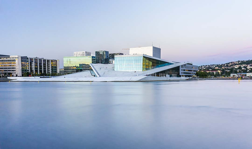 Bờ sông Oslo như được “thổi hồn sống” với lối kiến trúc hiện đại của nhà hát Oslo.