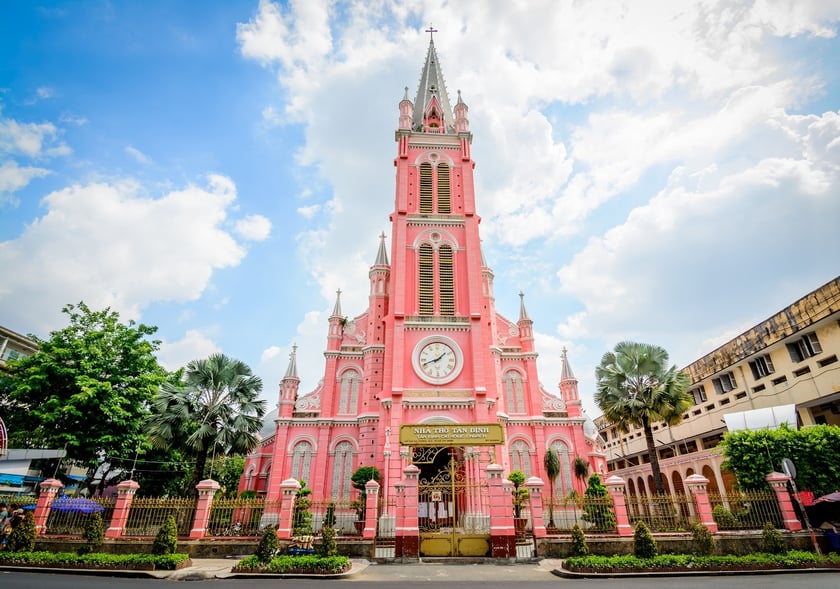 Nhà thờ Tân Định nổi bật với màu hồng ngay giữa trung tâm thành phố.