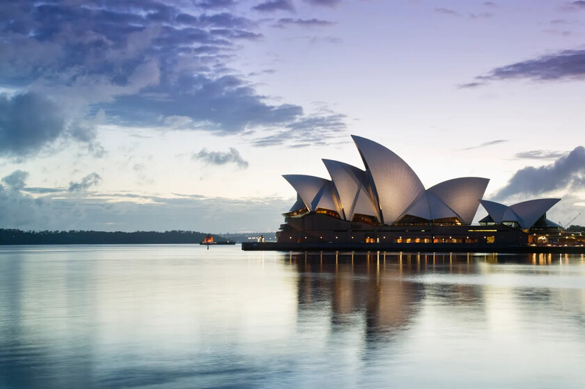 Có lẽ không nhà hát nào có thể khiến du khách nhìn hình và đọc tên ngay như nhà hát Opera Sydney (Úc). Với đường mái đặc biệt trông giống như những cánh buồm cắt qua bến cảng, nơi này được coi là một kiệt tác của thiết kế đương đại.
