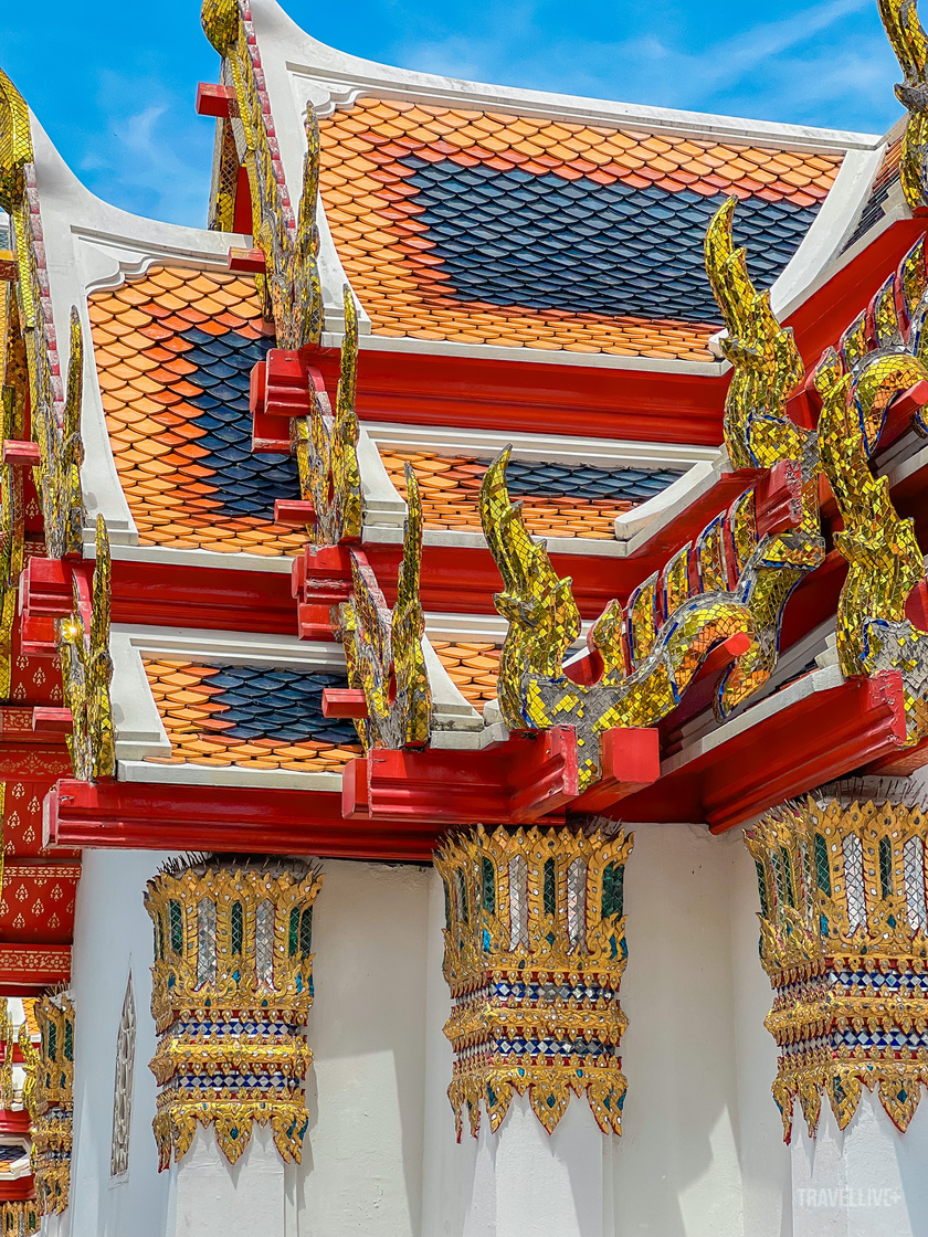 Ngoài ra, du khách cũng sẽ bắt gặp một vài họa tiết Trung Hoa trên gạch lát tại ngôi chùa.