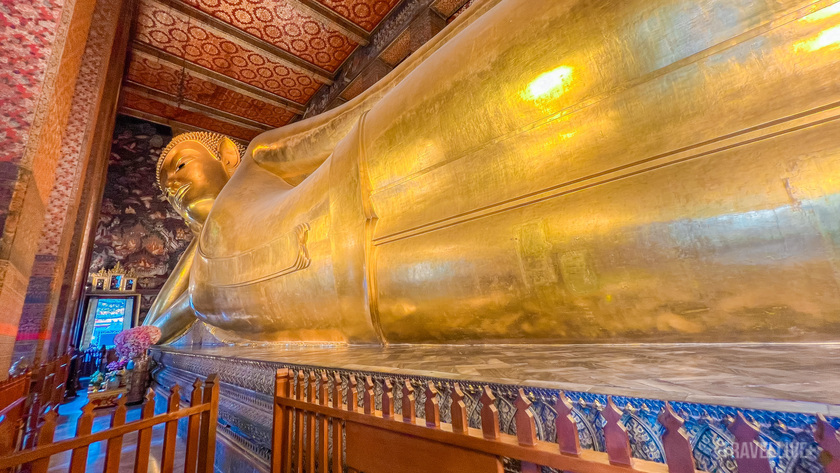 Wat Pho nổi tiếng với tượng Phật nằm có kích thước lớn nhất tại Thái Lan có chiều dài 64 mét và chiều cao 15 mét.