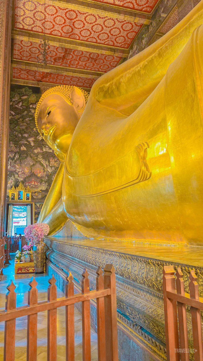 Wat Pho nổi tiếng với tượng Phật nằm có kích thước lớn nhất tại Thái Lan có chiều dài 64 mét và chiều cao 15 mét.