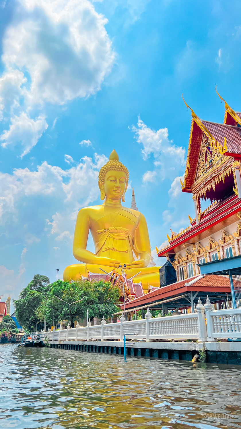 Wat Paknam Bhasicharoen là ngôi chùa hoàng gia nằm bên bờ sông Chao Phraya thuộc quận Phasi Charoen của thủ đô Bangkok.
