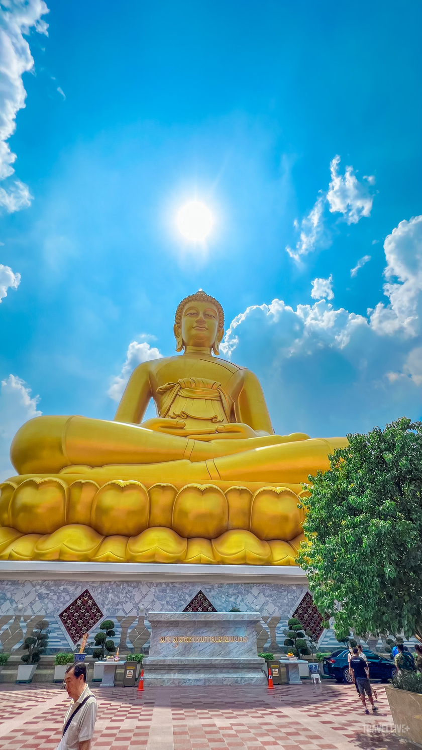 Tượng Phật vàng to lớn cùng tòa tháp trắng đồ sộ nổi bật giữa thủ đô Bangkok.