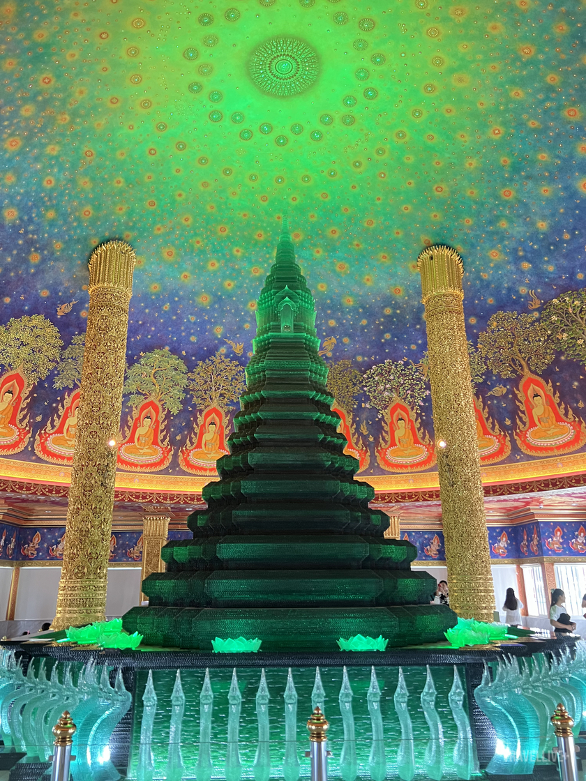 Kiến trúc chính của Wat Paknam chịu ảnh hưởng khá nhiều của kiến trúc truyền thống Thái Lan, đặc biệt là kiến trúc Phật giáo Theravada.