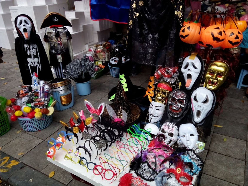 Phố Đội Cấn cũng có các cửa hàng bày bán những mặt hàng đậm chất mùa lễ hội Halloween từ trang phục hóa trang đến đồ trang trí nhà cửa với giá thành khá phải chăng.