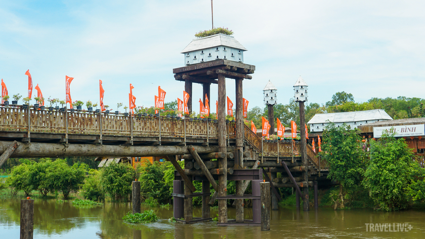 Cây cầu gỗ nối hai bên bờ sông trong đại cảnh chợ nổi được sử dụng trong bộ phim