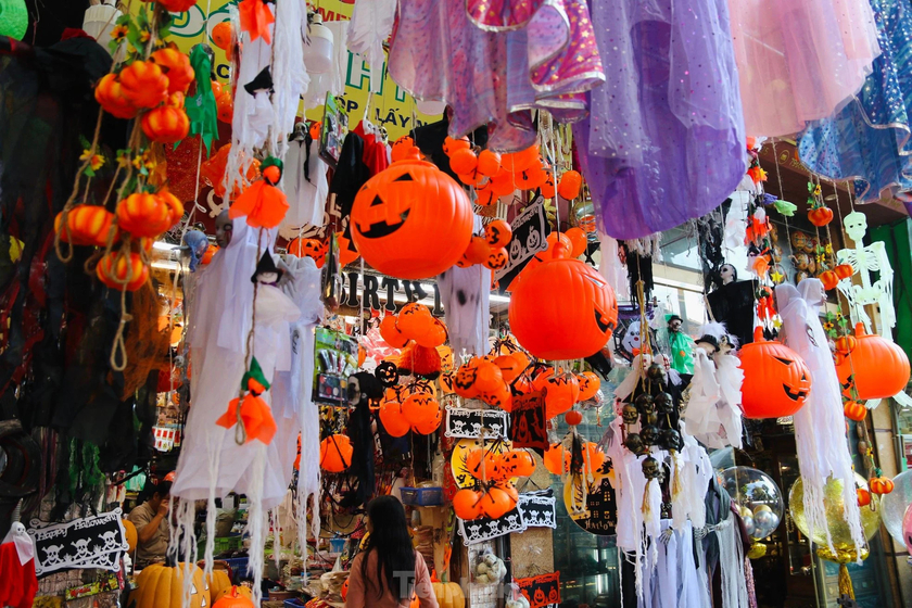 Các cửa hàng trên con phố Lương Văn Can bày bán các loại đồ như mũ phù thủy, áo choàng, gậy biến hình, đồ trang trí trong nhà…