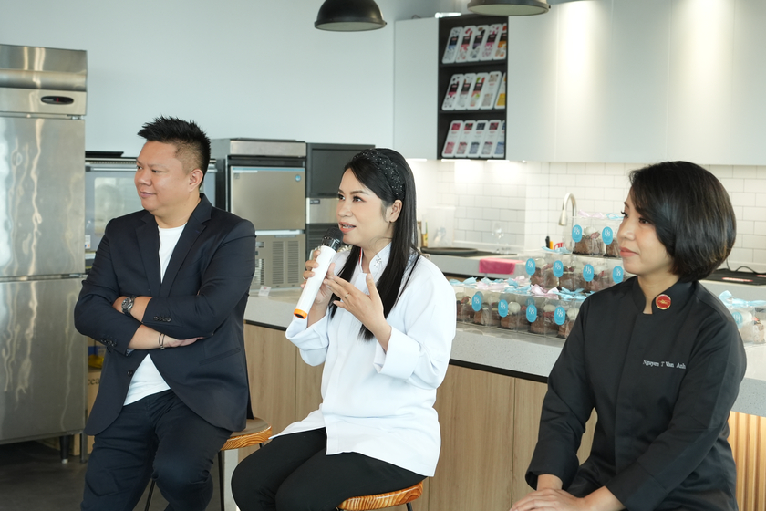 Bộ đôi Giám khảo chính gồm Nghệ nhân ẩm thực Kiều Oanh và Đầu bếp tạo hình Vân Anh cùng đạo diễn Nguyễn Nam.
