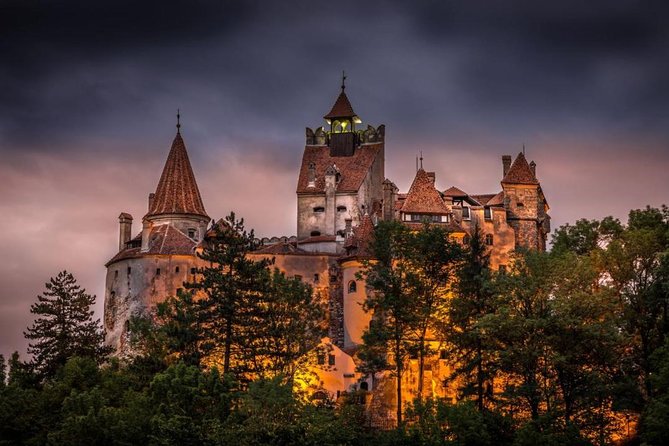 Nếu đang tìm kiếm một Halloween thực sự ma quái, hãy cùng đoàn khách du lịch đổ về Transylvania để ăn mừng Halloween dưới bóng tối của Lâu đài Bran.