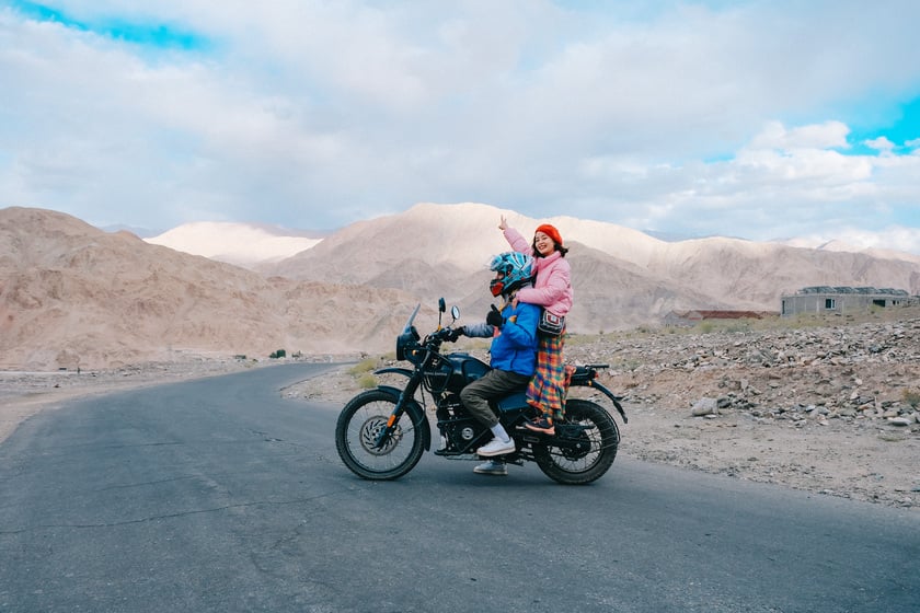Dương Dương Blog (phải) lựa chọn chuyến moto trip để chiêm ngưỡng tường tận vẻ đẹp của Ladakh