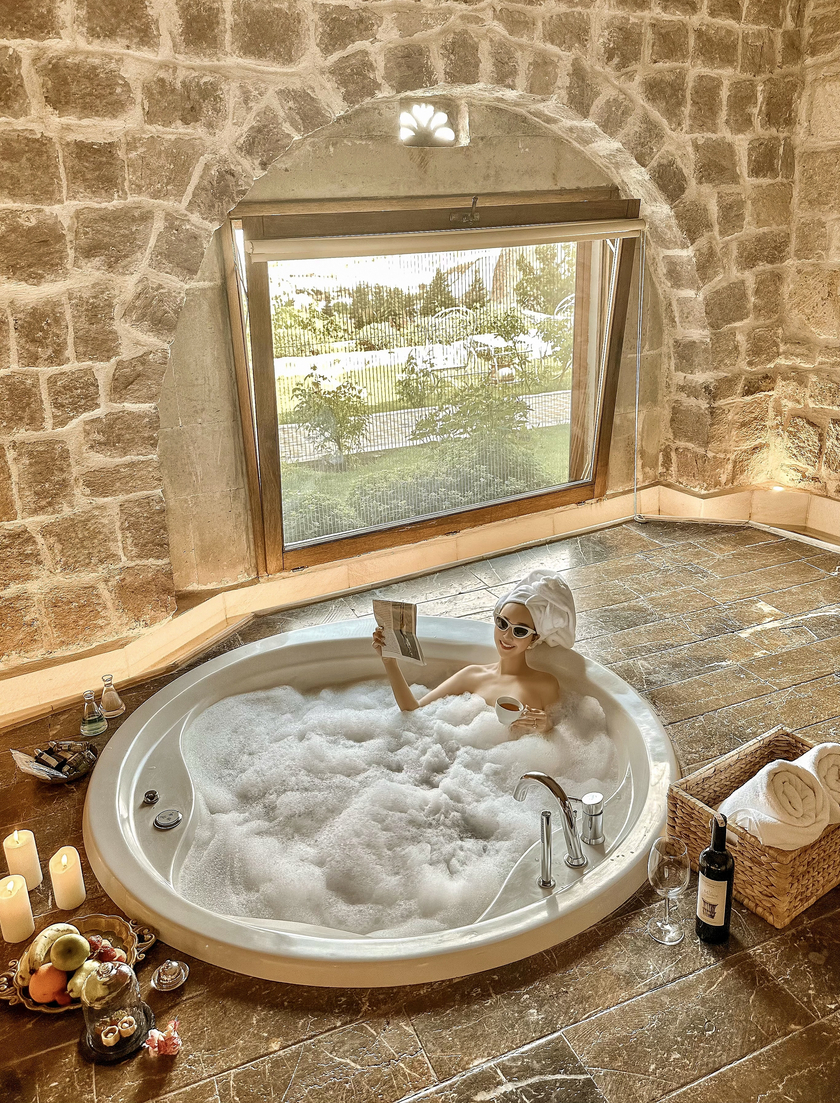 Căn Executive Suite - một trong 5 căn phòng đẹp nhất tại khách sạn có view bồn tắm được các travel blogger trên khắp thế giới lựa chọn.