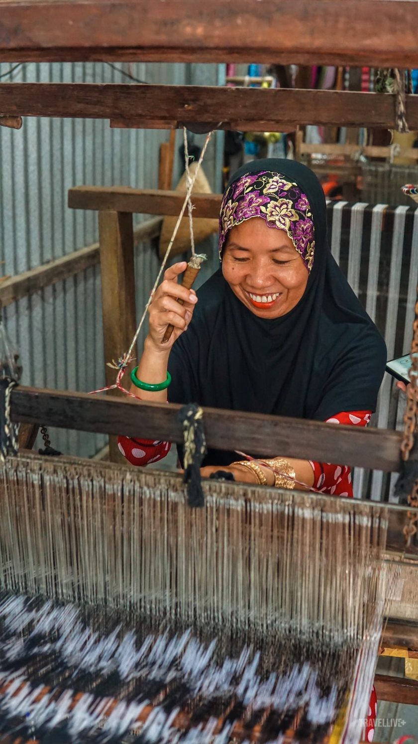Ha Sa Nah, nghệ nhân dệt vải thổ cẩm đã được hơn 20 năm gắn bó với nghề. Dệt thổ cẩm của người Chăm là một nghề truyền thống lâu đời, đóng vai trò quan trọng trong việc giữ gìn nét đẹp văn hóa đặc trưng của dân tộc