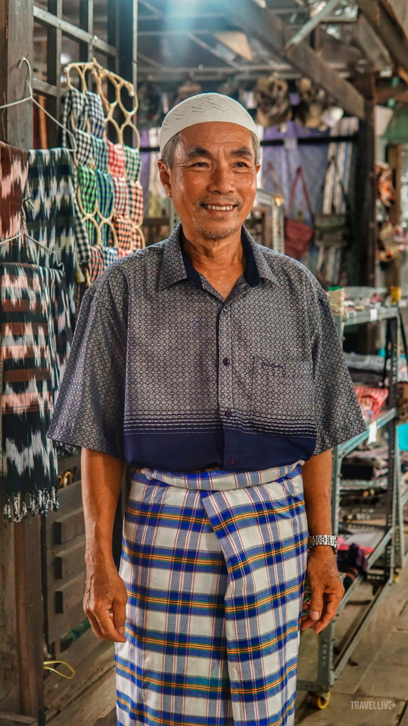 Ông Mohamad đã gắn bó với nghề dệt thổ cẩm được 50 năm. Trong ảnh, ông đang giới thiệu đến du khách tham quan cách quấn xà rông