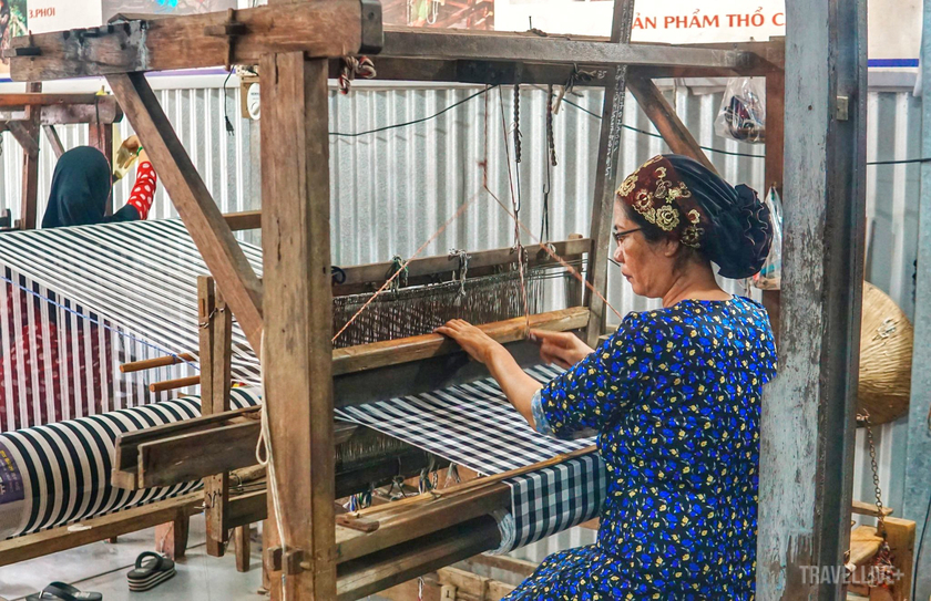 Dù không còn nhiều như những năm trước nhưng nghề dệt thổ cẩm của đồng bào Chăm ở xã Châu Phong (Tân Châu, tỉnh An Giang) vẫn được giữ gìn bởi những người nặng lòng với giá trị truyền thống