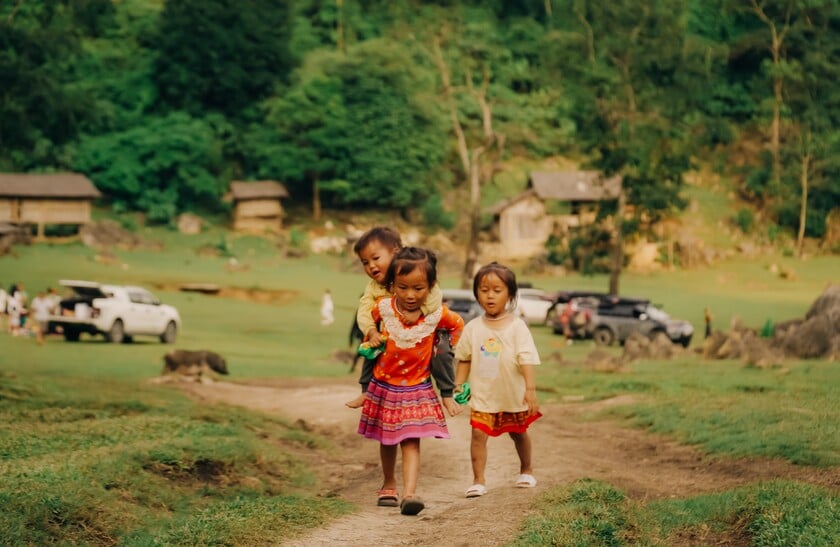 Hang Táu là nơi sinh sống tách biệt của gần 20 hộ dân tộc H’Mông.