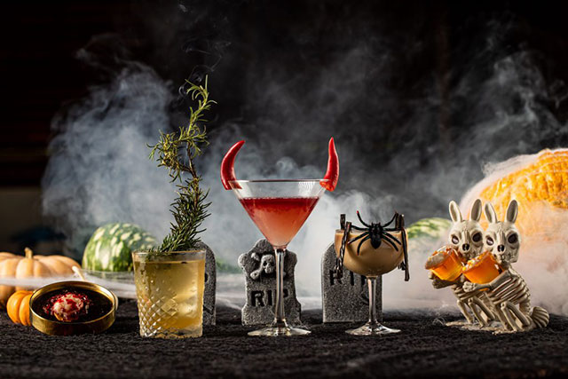 Buổi tiệc Halloween không thể thiếu những ly cocktail bắt mắt.