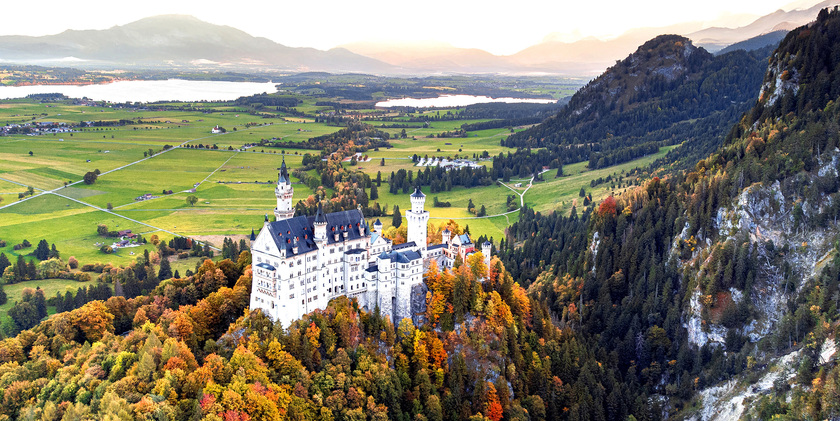 Là một trong những lâu đài đẹp nhất ở Đức, Neuschwanstein được chọn làm “nguyên mẫu” để Walt Disney vẽ nên tòa lâu đài trong bộ phim hoạt hình nổi tiếng “Người đẹp ngủ trong rừng”.
