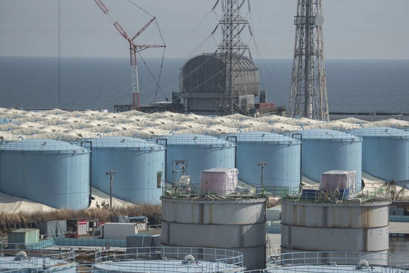Tòa nhà lò phản ứng số 3 và các bể chứa nước nhiễm xạ tại nhà máy điện hạt nhân Daiichi ở Okuma, tỉnh Fukushima.