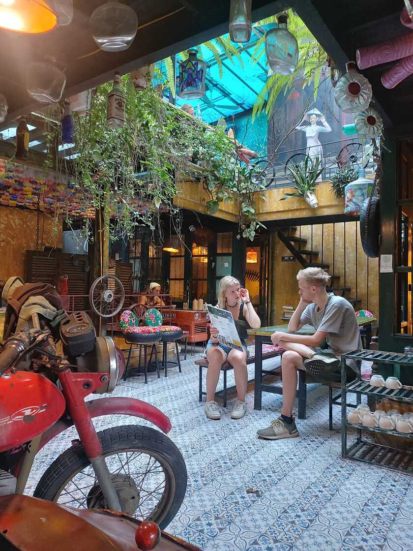 Tọa lạc tại một con ngõ nhỏ trên phố Hàng Tre (Hà Nội), Hidden Gem Cafe là quán cà phê mang phong cách thân thiện với môi trường.