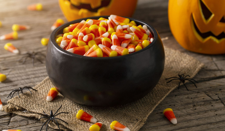 Viên kẹo hình tam giác với 3 màu cam, vàng, trắng đã trở thành thứ không thể thiếu trong lễ hội Halloween ở phương Tây.